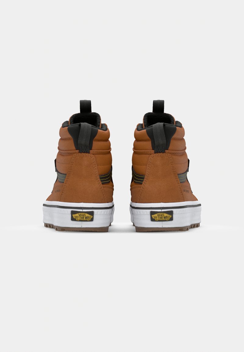 Zapatillas de caña alta en ante marrón con detalles en negro, con cuellos acolchados, suelas de goma blanca y acentos del logo en negro/amarillo.