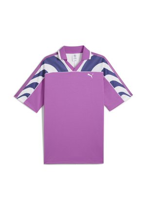 Vijolična športna dreša z kontrastnim mornarsko modrim in belim valovnim vzorcem na rokavih, ki ima klasičen ovratnik in logotip spredaj.