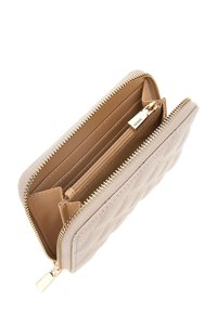 Beige gewatteerde portemonnee met een gouden rits en een gestructureerde stof. Het interieur bevat een ritsvak en meerdere kaartsleuven.