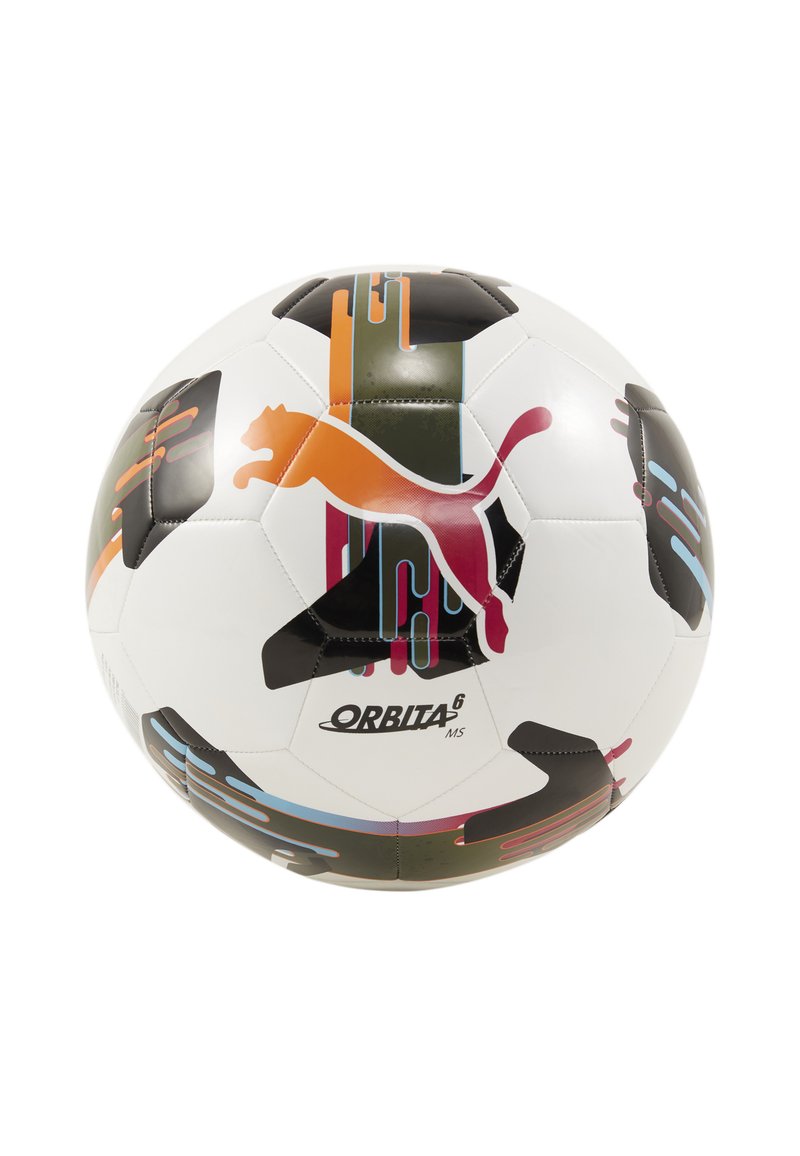 Witte voetbal met zwarte pentagons, voorzien van een kleurrijk Puma-logo en abstracte patronen in oranje, blauw en groen. Modelnaam "ORBITA 6 MS."