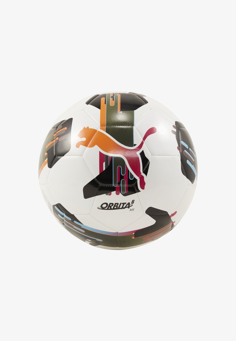 Palla da calcio bianca con pentagoni neri, caratterizzata da un logo Puma colorato e schemi astratti in arancione, blu e verde. Nome del modello "ORBITA 6 MS."