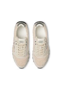 Sneaker beige con parte superiore pelosa, dettagli in suede, lacci crema e suole in gomma nere, con branding sulla linguetta.