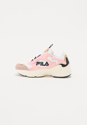 Sneaker FILA bianca e rosa con dettagli beige e neri, suola spessa e logo nero di lato, mostrata in profilo su uno sfondo bianco.