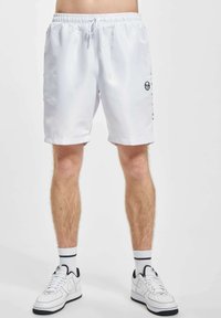 Hvite herreshorts med elastisk midje og snor, med sidelommer og logo detalj på nederste bein. Glatt og lett stoff.