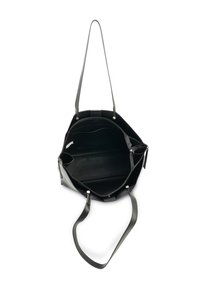 Zwarte lederen tote bag met een brede opening, interieurvakken en een gladde textuur. Voorzien van lange schouderbanden en metalen drukknoopsluitingen.