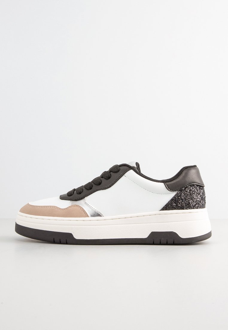 Sneaker bianco in pelle con lacci neri, dettagli in tan e argento. Parte posteriore nera texturizzata. Sola bianca spessa con leggere scanalature.