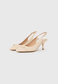 Scarpe con tacco slingback beige con punteggiatura affusolata, tacco piccolo a blocco e dettaglio con fibbia in tonalità oro sulla fascia anteriore. Texture in pelle liscia.