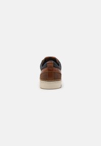Baskets Bullboxer Occasion - Taille UK 4 (équivalent EU 37) - Vendeur Absent Du 2 Au 23 Juillet