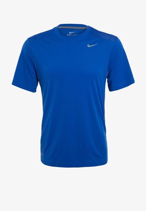 T-shirt de sport bleu à manches courtes en tissu qui évacue l'humidité. Présente un col rond et un logo accent gris subtil sur la poitrine.