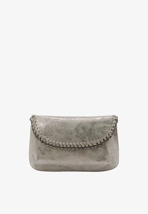 Borsa a tracolla metallica argento con dettagli intrecciati lungo la patta, texture liscia e forma rettangolare. Adatta per uso serale.