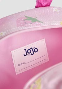 Vaakohteen vaaleanpunainen kangaskassi, jossa on mansikkakuosi, sileä pinta, sisäinen nimilappu ja vaaleanpunainen vuori. Varustettu kestävyysvetoketjulla ja tukevalla kahvalla.
