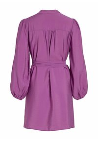 Robe longue violette avec ceinture froncée à la taille, manches bouffantes avec poignets élastiques et plis doux sur le empiècement dos et la jupe.