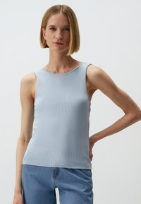 Helles, blaues, geripptes Tanktop mit weitem Ausschnitt und ärmellosem Design. Hergestellt aus elastischem Material und mit taillierter Silhouette.