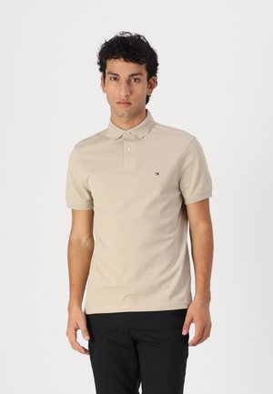 Tommy Hilfiger REGULAR - Polo - sandalwood