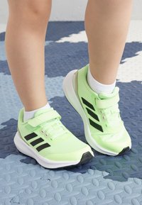 adidas Performance FALCON 3.0 ELASTIC LACE STRAP - Zapatillas running asfalto - green spark/core black/putty grey