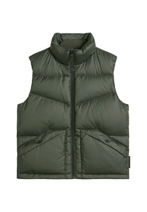 Podbita zielona kamizelka z wysokim kołnierzem, przednim zamkiem błyskawicznym oraz dwoma ukośnymi kieszeniami. Wykonana z gładkiego, lekkiego materiału o matowym wykończeniu.