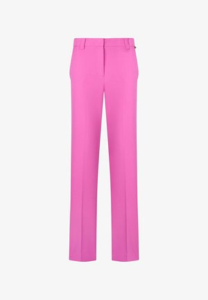 Hellepinkfarbene, gerade geschnittene Hosen mit Gürtelschlaufen und Seitentaschen, vor einem weißen Hintergrund präsentiert.