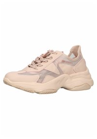 Zapatilla deportiva de color rosa claro con paneles de malla, cuello acolchado, suela reforzada y cordones con patrón; presenta un branding sutil en el lateral.