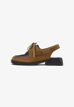 Zapato slingback de cuero marrón y azul marino con cordones en la parte delantera y tacón bajo negro en bloque, vista lateral sobre fondo blanco.