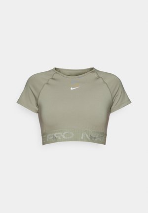 Top de deporte corto en verde oliva, confeccionado en tejido suave, con mangas cortas, escote redondo y un logotipo gris claro centrado en el pecho.