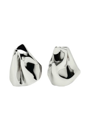 Metalen zilveren sculpturen met abstracte vormen, gladde, reflecterende oppervlakken en duidelijke, onregelmatige vormen. Elk stuk verschilt enigszins in vorm.