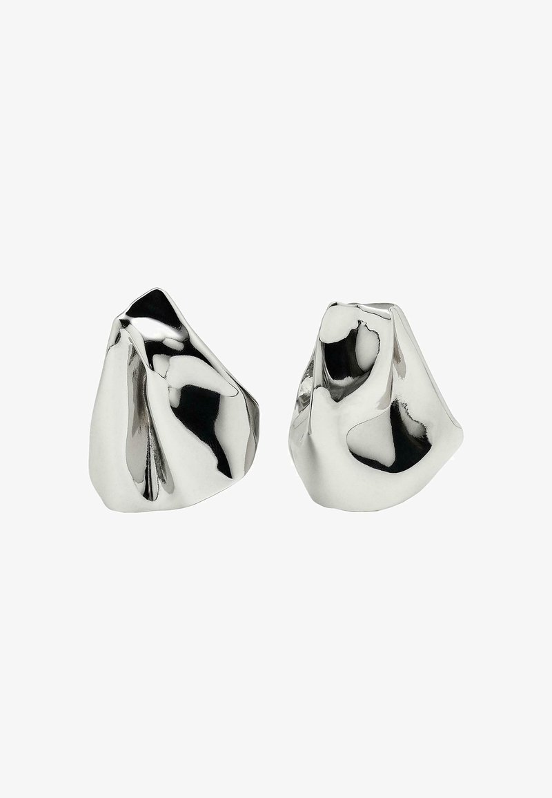 Sculptures abstraites argentées métalliques avec des surfaces lisses et réfléchissantes et des formes distinctes et irrégulières. Chaque pièce présente une forme légèrement différente.