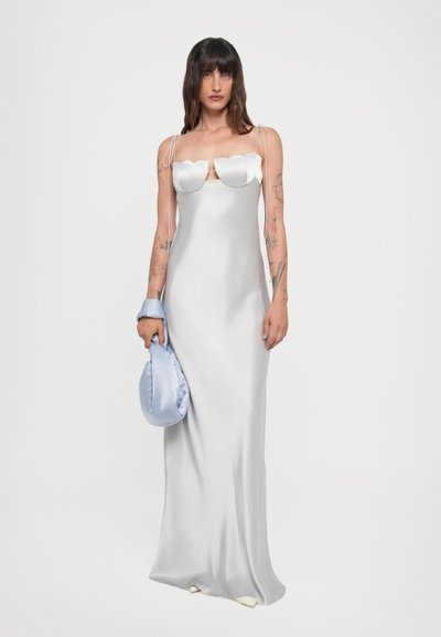 Zilveren satijnen jurk met een getailleerde pasvorm, golvende bodice details, dunne schouderbandjes en een zachtblauwe satijnen handtas.