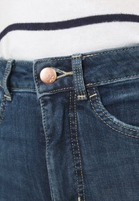 Marks & Spencer Calças de ganga à boca de sino - blue denim