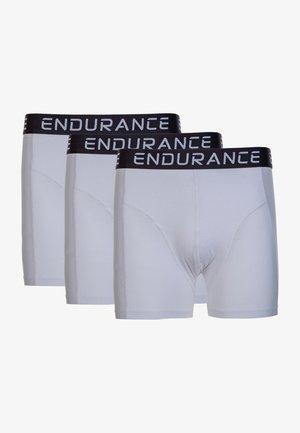 Drei Paare weißer Boxershorts mit einem schwarzen elastischen Bund, auf dem das Wort "ENDURANCE" in Weiß gedruckt ist. Glatte Textur und körperbetontes Design.