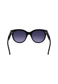 Occhiali da sole neri in plastica con una montatura ampia, lenti viola sfumate e bracci sottili e curvi. Presentano dettagli metallici vicino alle lenti.