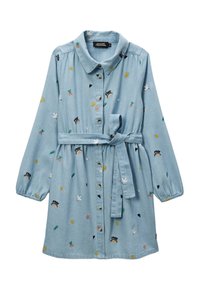 Robe boutonning bleu clair avec col, manches longues, ceinture à la taille, et motifs colorés brodés de cerises, colombes, soleils, cœurs et arc-en-ciels.