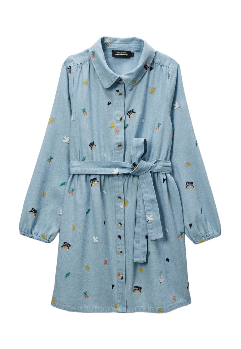 Robe boutonning bleu clair avec col, manches longues, ceinture à la taille, et motifs colorés brodés de cerises, colombes, soleils, cœurs et arc-en-ciels.