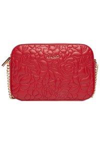 Bolso de cuero rojo con grabado floral, herrajes dorados, correa de cadena, forma rectangular y cierre con cremallera. Logotipo de la marca exhibido en el frente.
