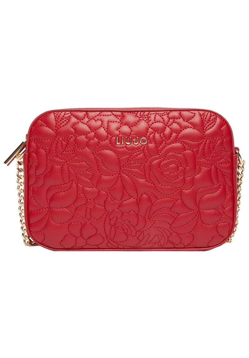 Bolso de cuero rojo con grabado floral, herrajes dorados, correa de cadena, forma rectangular y cierre con cremallera. Logotipo de la marca exhibido en el frente.