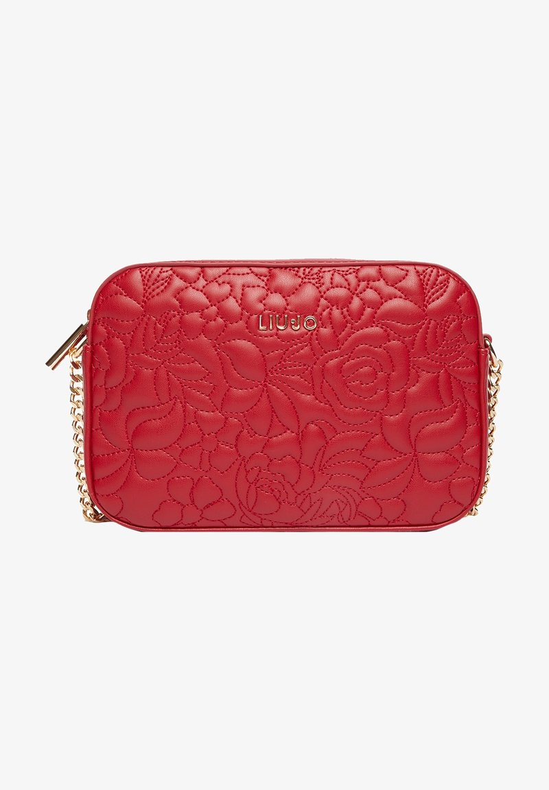 Rode leren tas met bloemenreliëf, gouden hardware, kettingband, rechthoekige vorm en een ritssluiting. Merkenlogo op de voorkant weergegeven.