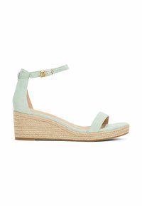 Sandali wedge in suede verde menta con piattaforma in juta intrecciata, cinturino alla caviglia regolabile e design con punta aperta.