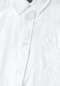 Wit overhemd met knopen, voorzien van verticale streepjes, een puntige kraag, een enkele borstzak en transparante plastic knopen.
