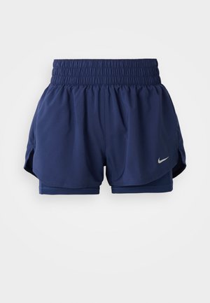 Tumši zili sporta šorti ar smalku elastīgu jostasvieta, iekšējo oderi un sānu šķirbēm. Iezīmēts ar mazu sudraba Nike logotipu apakšējā frontē.