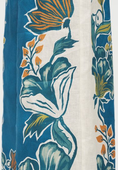 Μπλε και λευκό ύφασμα με μεγάλα πράσινα, πορτοκαλί και κίτρινα ανθικά μοτίβα, που περιλαμβάνουν φύλλα και στυλιζαρισμένα σχήματα λουλουδιών.