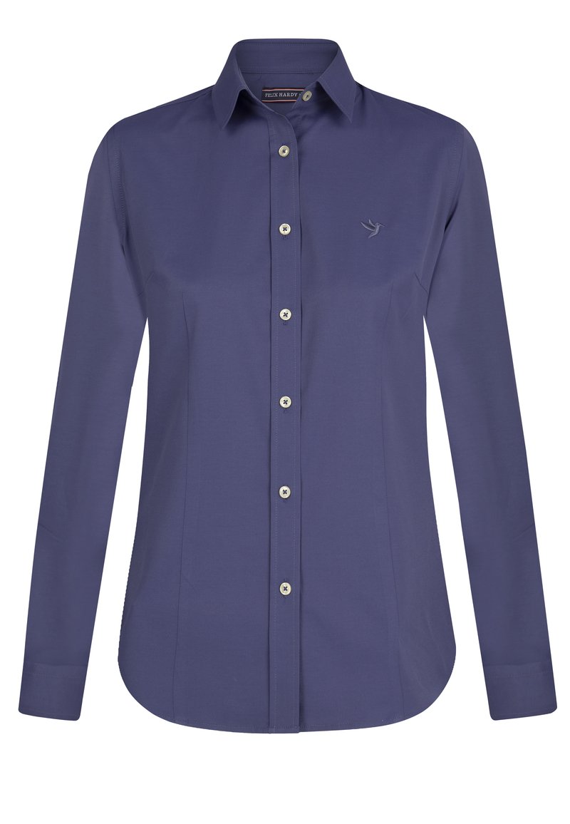 Camicia a maniche lunghe, con bottoni, in tessuto blu scuro con una texture liscia. Presenta un colletto classico, bottoni argento e un piccolo logo ricamato.