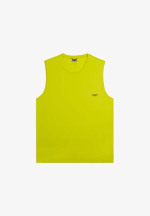Canotta giallo brillante senza maniche con scollo rotondo e piccolo logo testuale nero sul lato sinistro del petto su sfondo bianco uniforme.