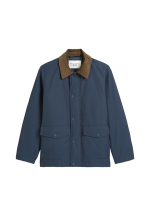 Temno modra jakna z rjavim semiš ovratnikom, sprednjim zapiranjem na zaponke in dvema velikima žepoma z zaponkami. Iz mehke, teksturirane tkanine.