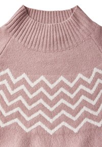 Hellrosa gestrickter Pullover mit einem gerippten Halsausschnitt und einem weißen Zickzackmuster über der Brust. Weiche Textur, Material mit mittlerem Gewicht.