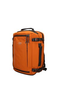 Sac à dos de voyage orange vif avec des fermetures éclair noires, des attaches latérales, une poignée et le logo "COVERI active" sur la poche avant.