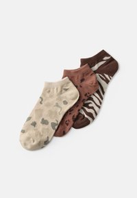 Tre par ankelsokker: beige med camo-mønster, brune med prikker, og mørkebrune med zebra-striper; myk, strikket tekstur.