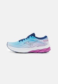 Scarpa da corsa azzurro chiaro con accenti bianchi e viola, caratterizzata da una parte superiore in rete traspirante, suola ammortizzata e un motivo di design ondulato.