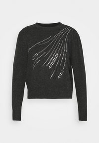 Czarny dziergany sweter z długimi rękawami, okrągłym dekoltem i ozdobnym wzorem srebrnych ćwieków na przodzie, z gradientowym designem.