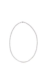 Sølvfarvet metal kædedesign med sammenkoblede led. Glat tekstur, cirkulært spænde og ensartet længde skaber et enkelt design.
