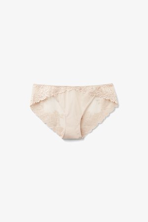 Beige damesbikini met kanten rand, bloemen mesh details en een effen voorpaneel, plat gelegd op een witte achtergrond.