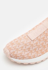MICHAEL Michael Kors Chaussons - pink